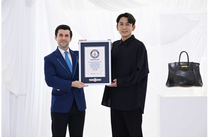 GWR's Austin Johnson presents the certificate