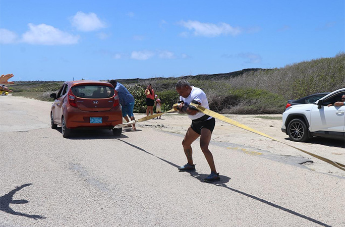 Egmond holding the cars back with straps