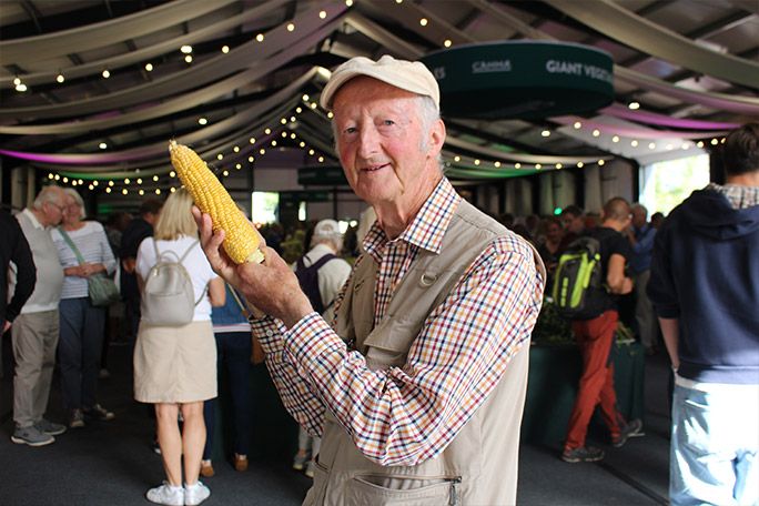 malvern-2026---heaviest-corn-cob-with-grower-peter-glazebrook