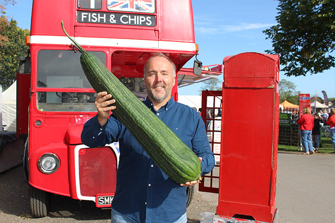 malvern-2026---heaviest-luffa-with-grower-kevin-fortey