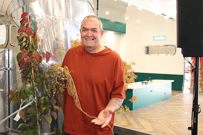 malvern-2026---longest-dandelion-root-with-grower-terry-king