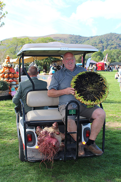 malvern-2026-heaviest-beetroot-and-sunflower-head-with-grower-vincent-sjodin