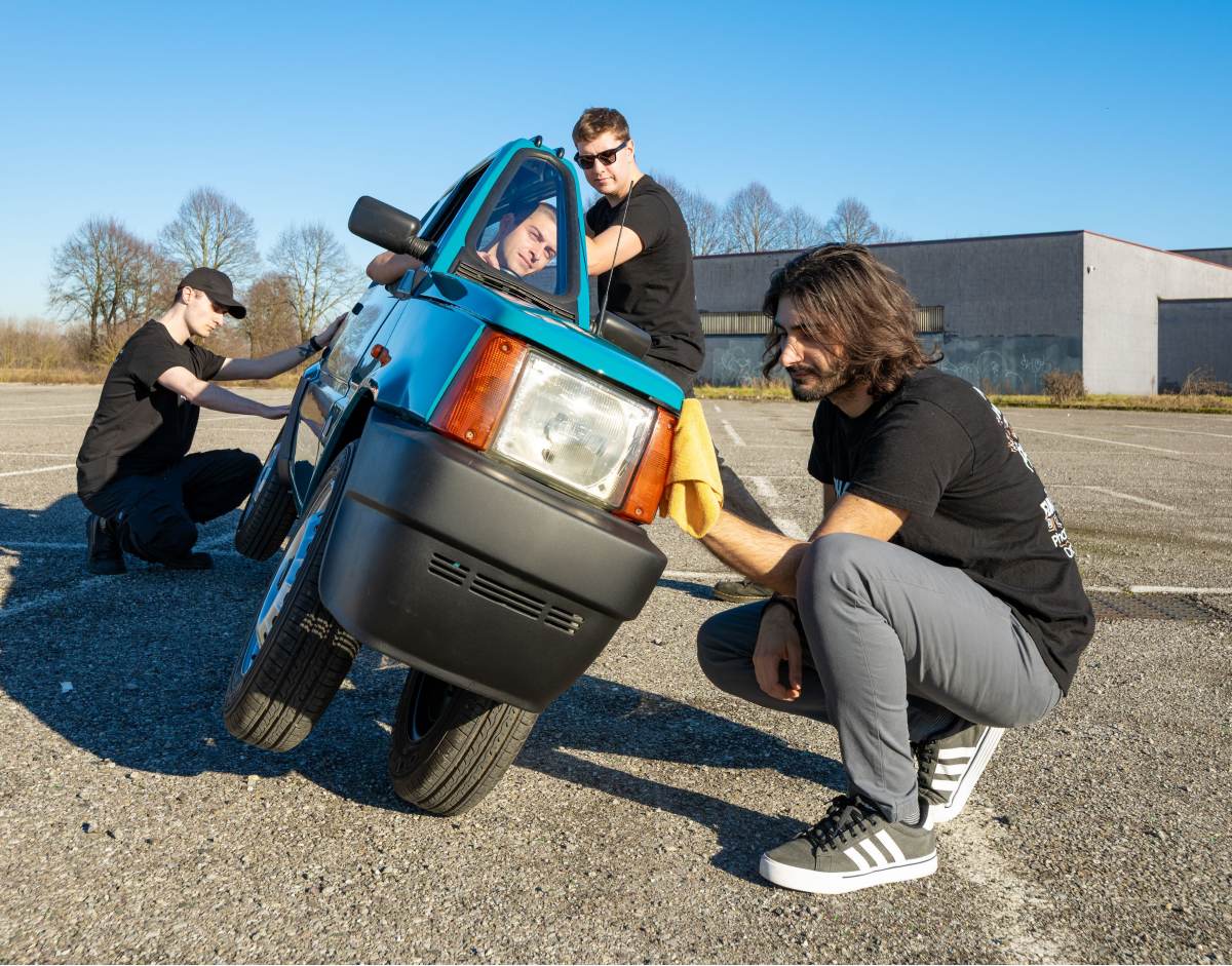 Andrea Marazzi's friend tip the Panda per Uno to clean it.
