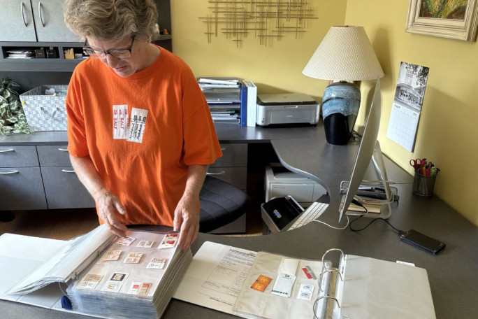 Linda organizing her salt and pepper packets
