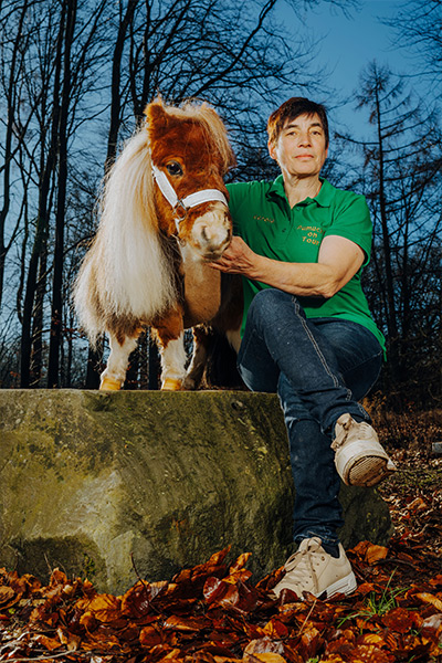 shortest-horse-pumuckel-standing-with-carola-weidemann