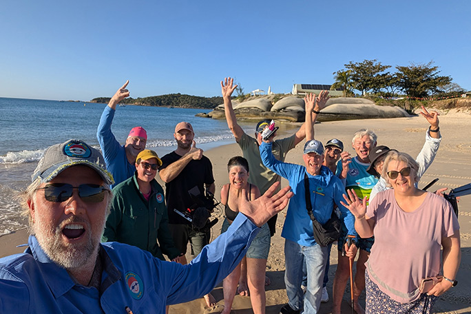 wingless-warrior-kerry-lee-gockel-with-her-support-team-for-the-great-keppel-island-swim