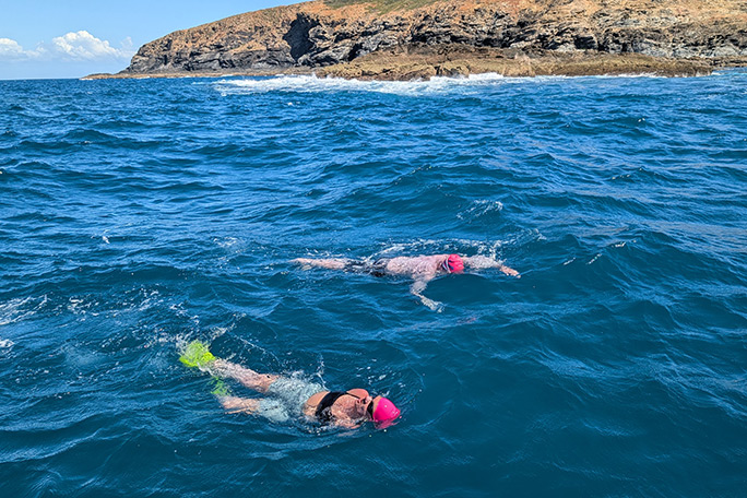wingless-warrior-kerry-lee-gockel-with-joep-buijs-swimming-around-great-keppel-island