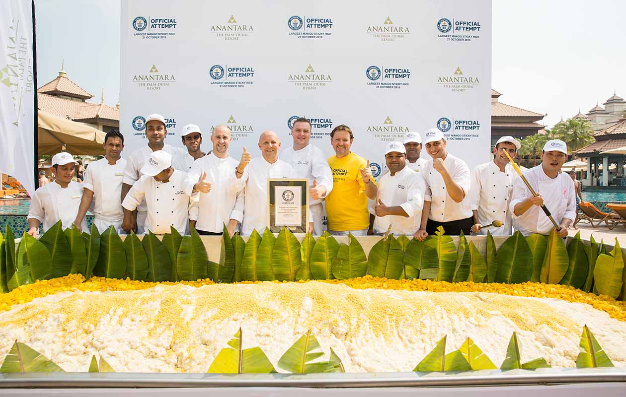 Largest serving of mango sticky rice header