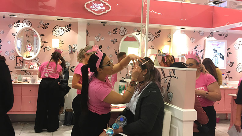 Most eyebrow waxes performed in 8 hours by a team