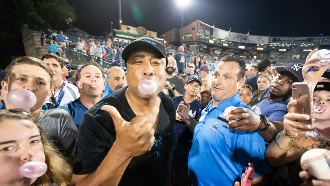 Yankees legend leads chewing gum record at baseball allstars game
