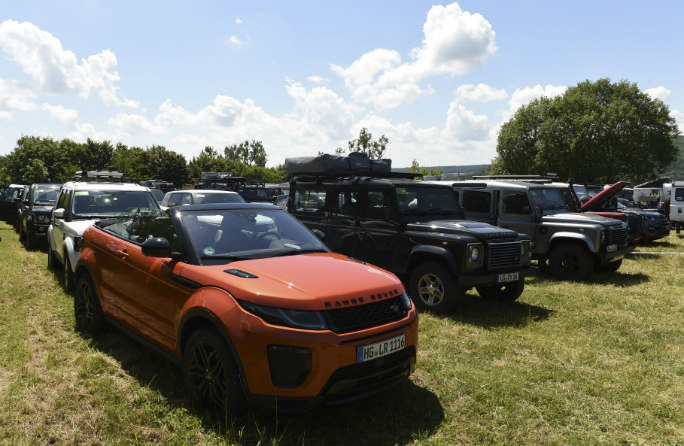 Australia Range Rover Races More than 600 cars set new record for largest parade of Land Rovers and ...