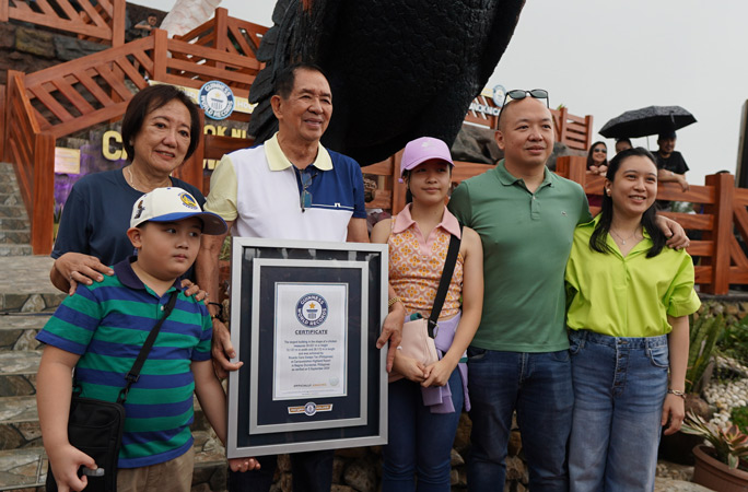 Ricardo Cano Gwapo Tan holding the Guinness World Records official certificate