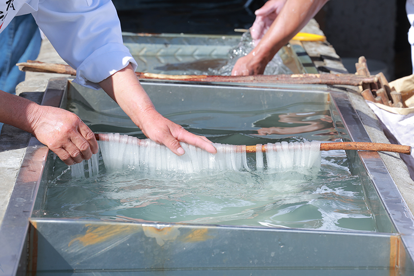 potato-noodle-cooling-down-in-the-water