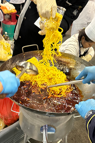 chefs cook noodles for largest serving of stir fried noodles