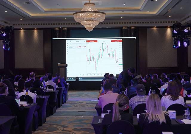 People attending a trading lesson in Dubai