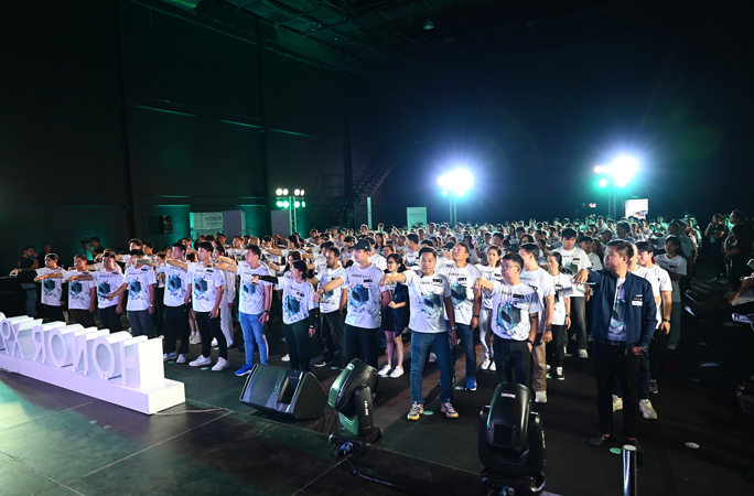 Side shot of the most people performing a mobile phone drop test simultaneously