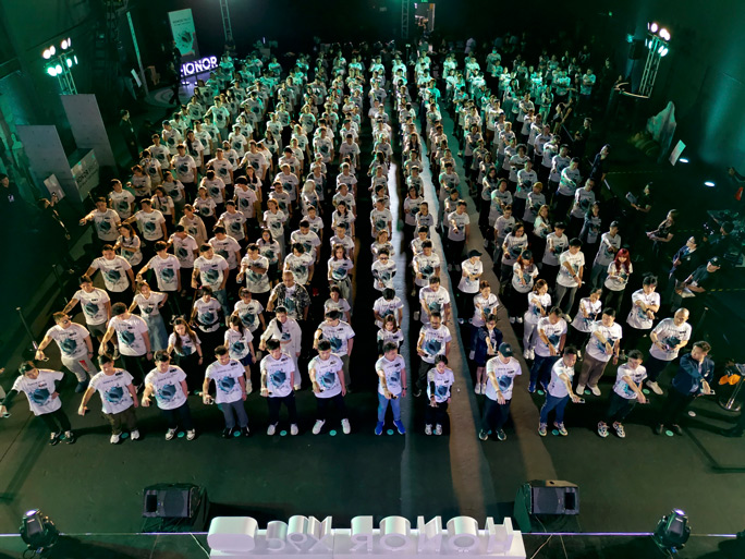 Top shot of the most people performing a mobile phone drop test simultaneously