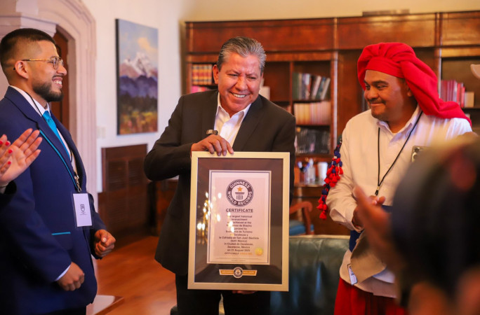 Candid, smiling with organizers and politicians