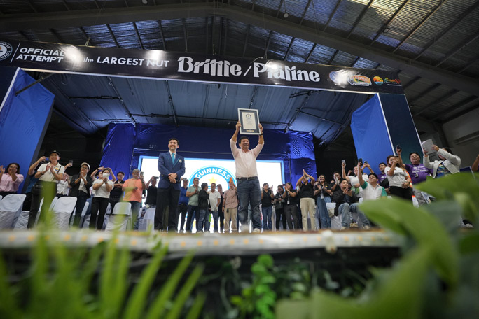 Official certifcate presentation of the largest nut brittle/praline