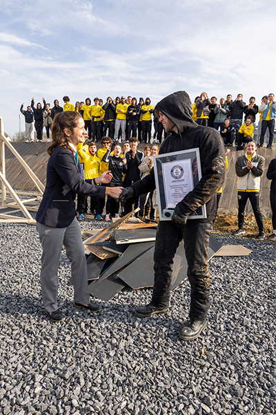 renaud shakes hands with guinness world records adjudicator anouk
