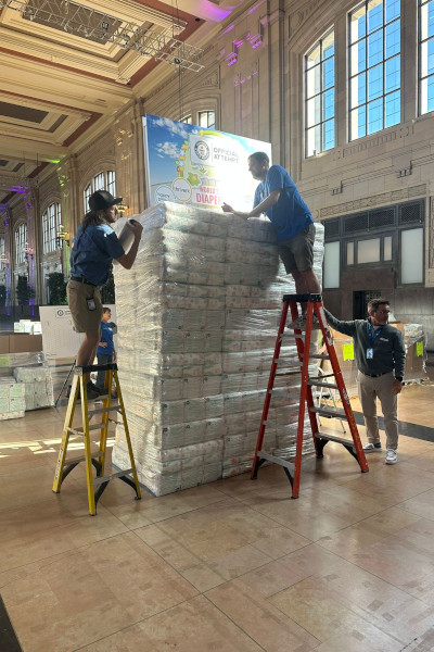 Constructing the diaper cake
