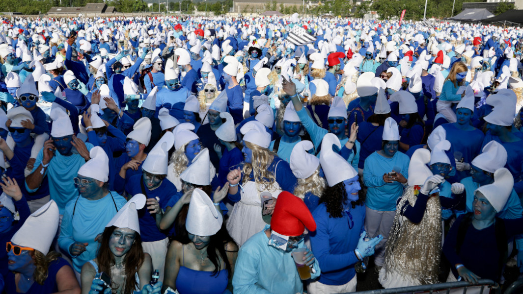 Thousands of people dressed as Smurfs