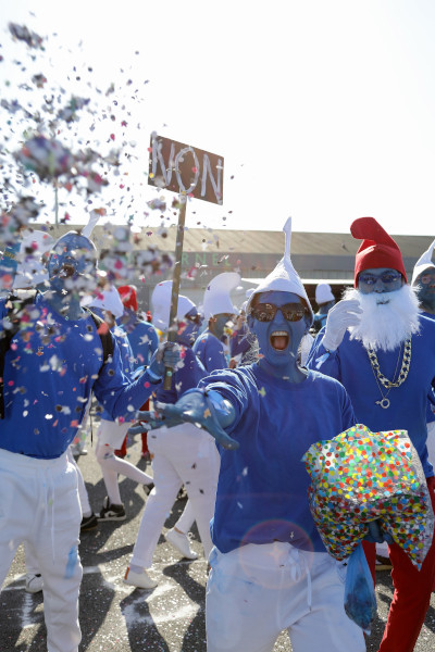 Smurfs throwing glitter