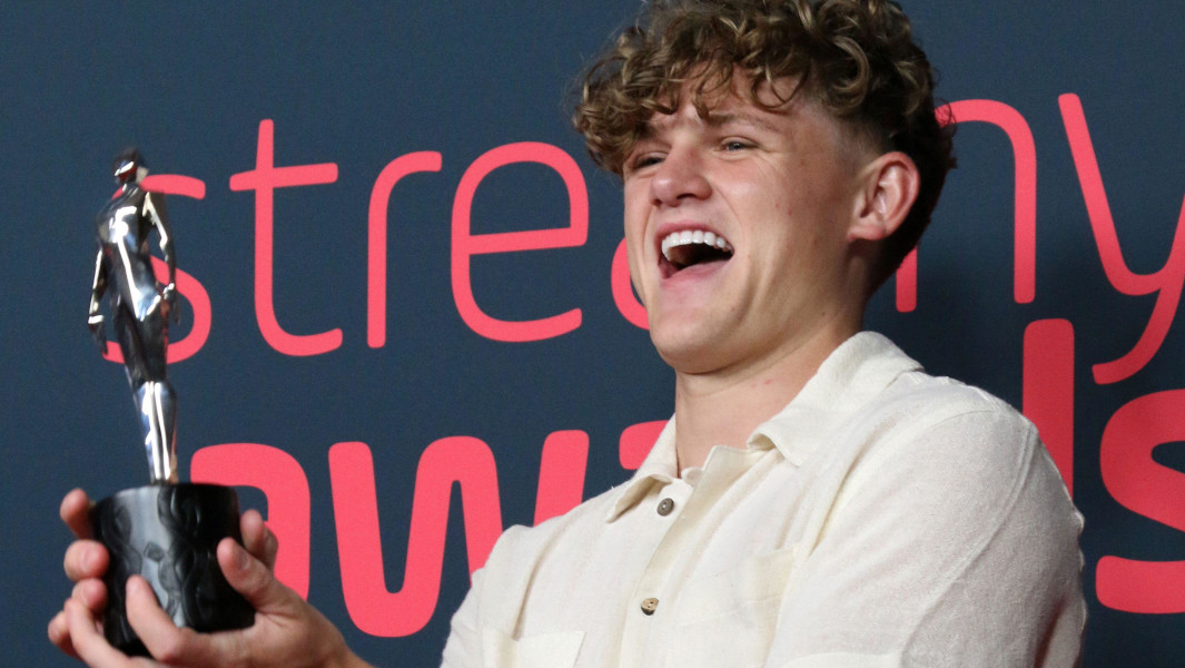 Ryan Trahan accepting an award at the Streamys