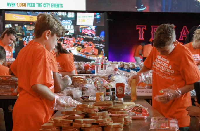 Kids making sammies