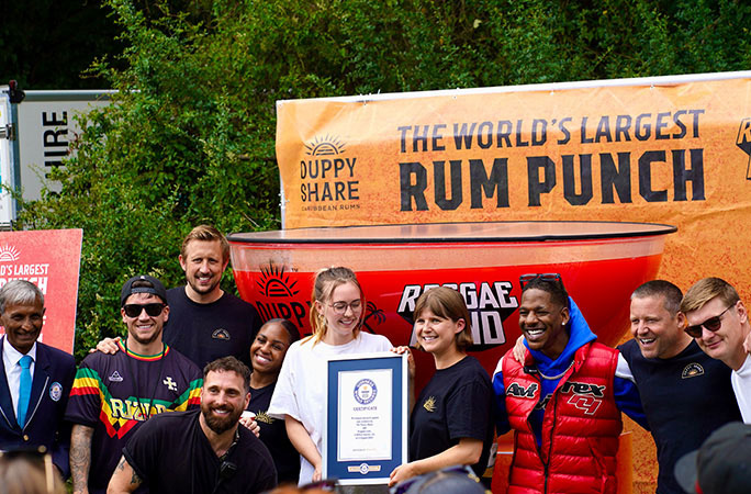 velká skupina lidí stojí před největším alkoholickým punčem