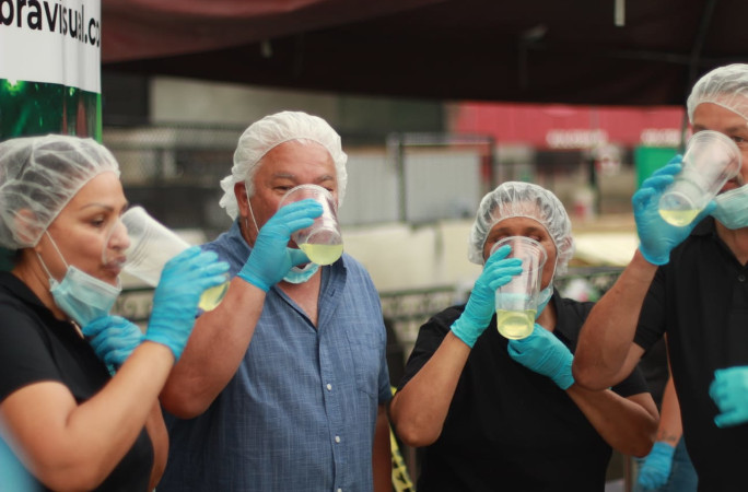 4 people tasting the margarita