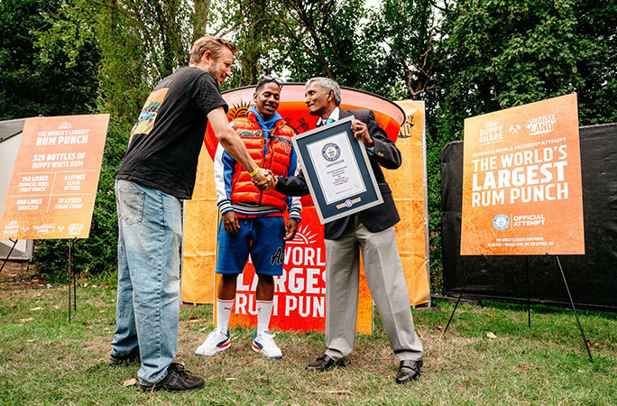 zakladatel duppy akcie george frost přebírá certifikát Guinessovy knihy rekordů se zpěvačkou Jae