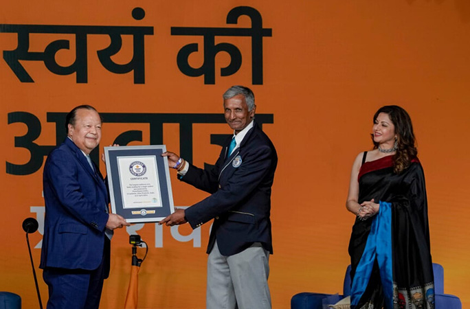 guinness world records adjudicator presents the certificate to prem ratwal