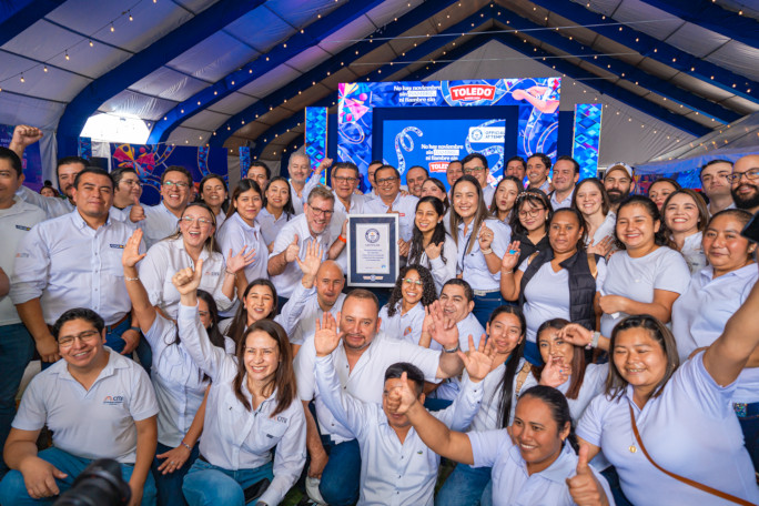 The group of chefs and organizers holding their GWR certificate