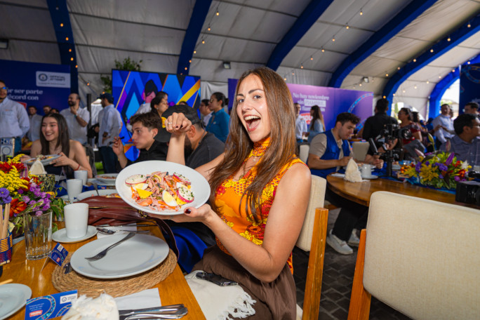 A woman holding up a plate of the record-breaking fiambre