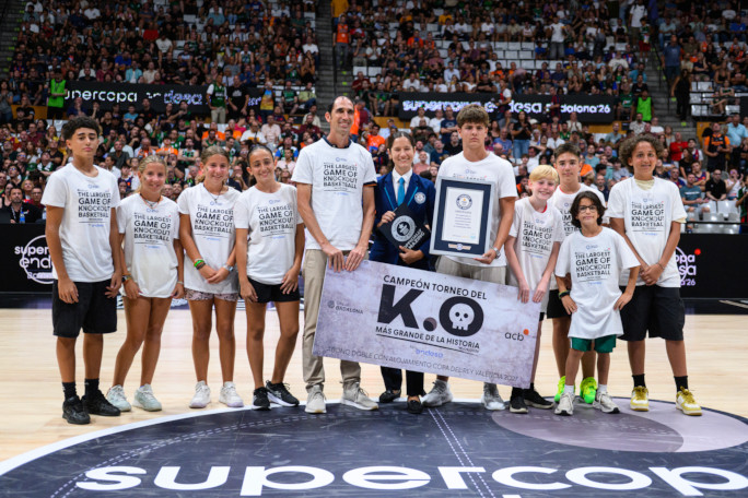 Adjudicator in the middle of the court during halftime, with some attempt participants