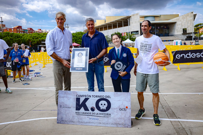 Adjudicator with event organizers on the outdoor court after the game