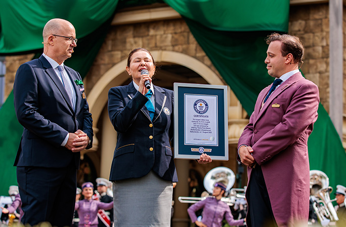 guinness world records certificate is presented for the largest ribbon bow
