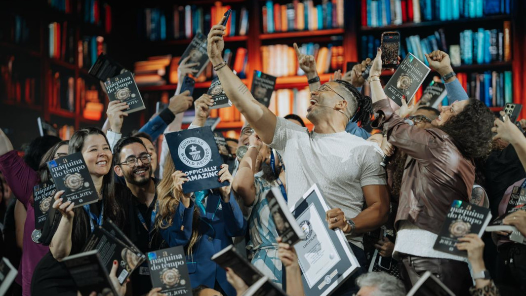 Joel Jota and his fans onstage taking a selfie