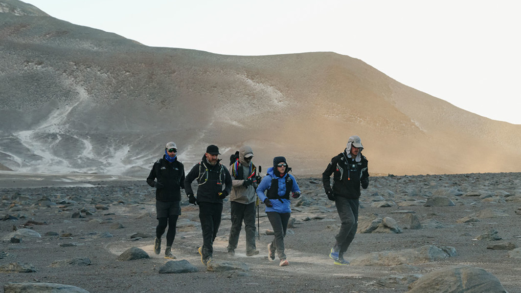 Runners racing next to the highest volcano in Chile