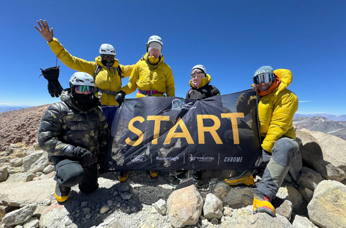 The runners with a starting flag