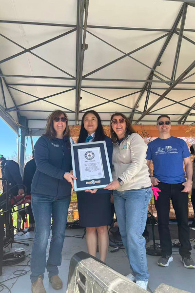 GWR Adjudication and event organizers with their GWR certificate