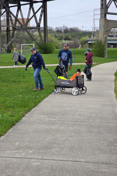 A dad pulling his son in a trolley while at the event