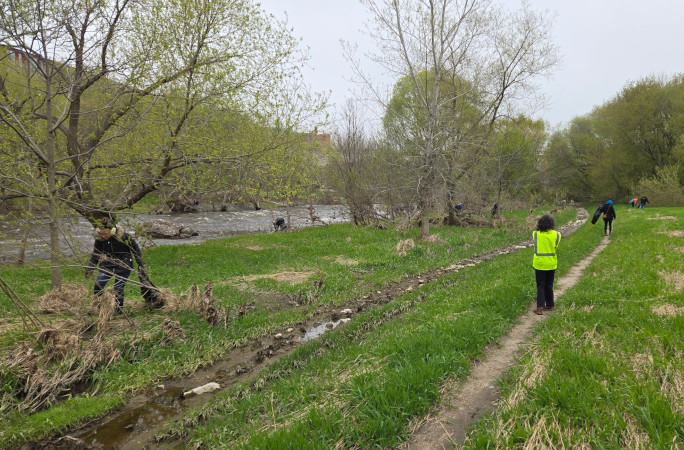 Photo of the volunteers picking up trash by the river