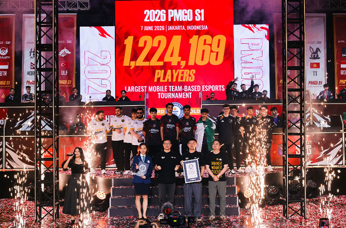 players in the esports tournament collecting their certificate