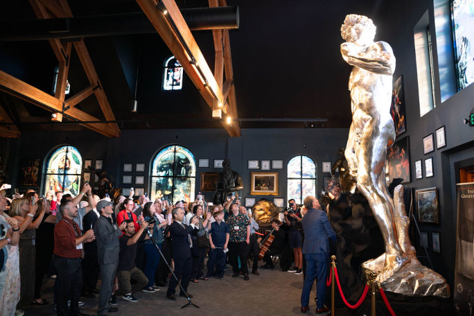 The audience looking at the sculpture
