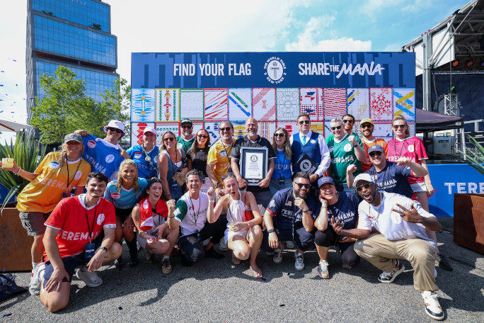 Group photo with the certificate
