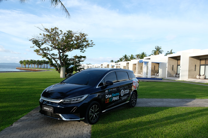 BYD eMAX 7 in beachfront - Most cities visited in a continuous journey