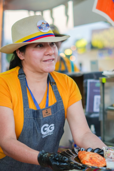 Woman wearing an Ecuadorian hat and handing out food
