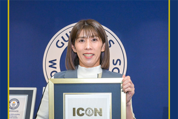 Saori Yoshida with certificate